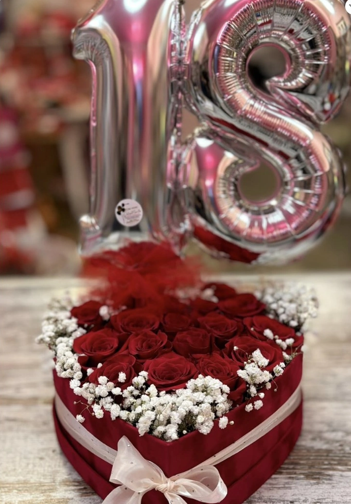 Box di rose rosse e numero 18 rosa