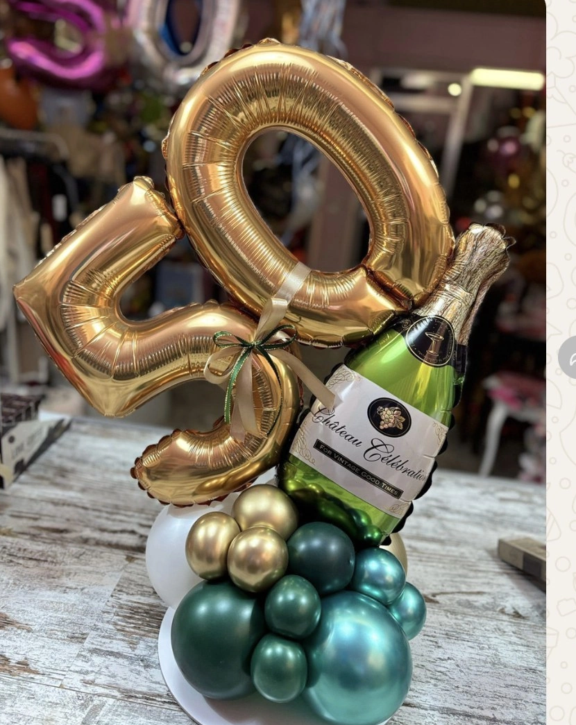 Centrotavola con numero, bottiglia foil e palloncini verdi