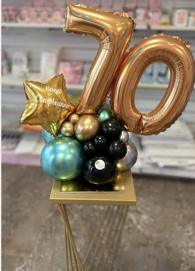Centrotavola con numero 70 dorato, stella e palloncini verdi