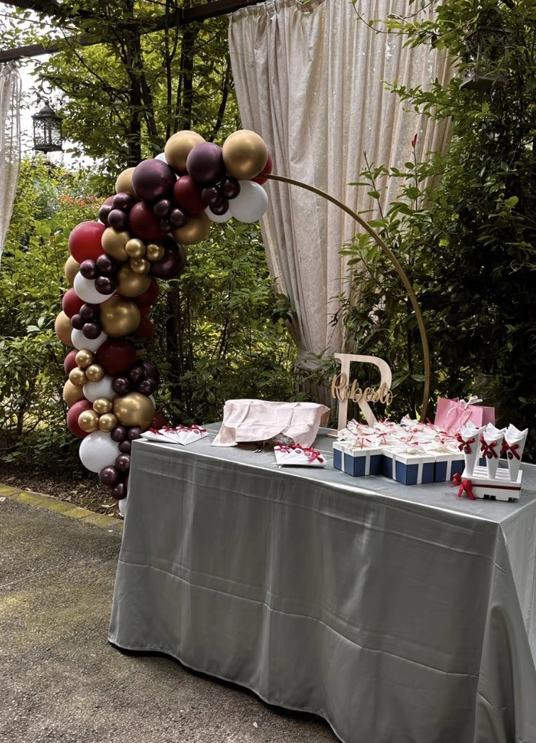 Cerchio bordeaux e oro con confettata in giardino