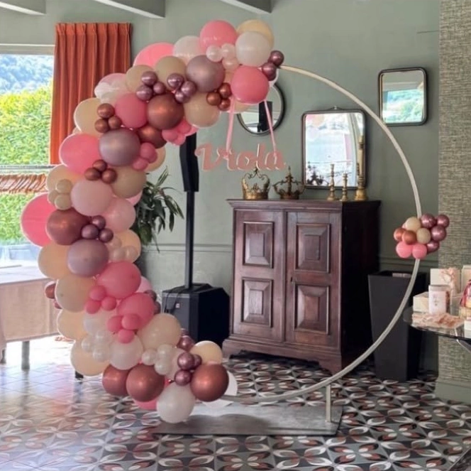 Mezzo cerchio di palloncini rosa e bordeaux