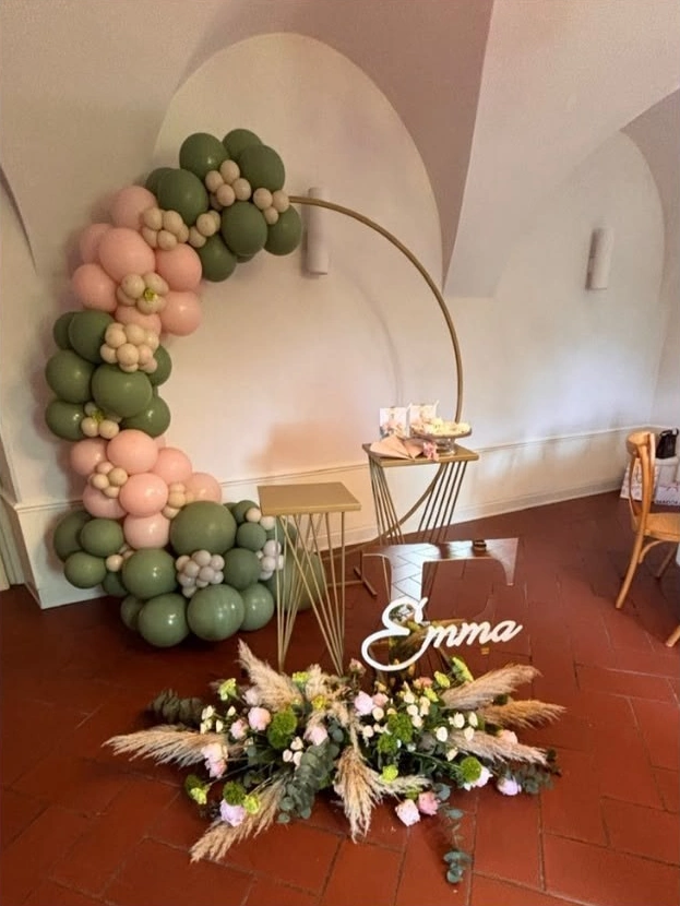 Mezzo cerchio salvia e rosa con tavolini e fiori