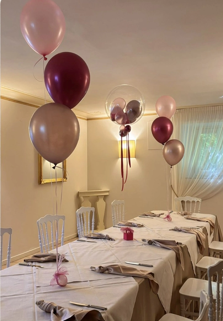 Tavola decorata con ciuffi rosa e bordeaux