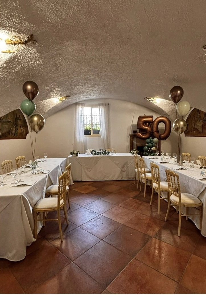 Allestimento per cinquantesimo con colonna e centrotavola