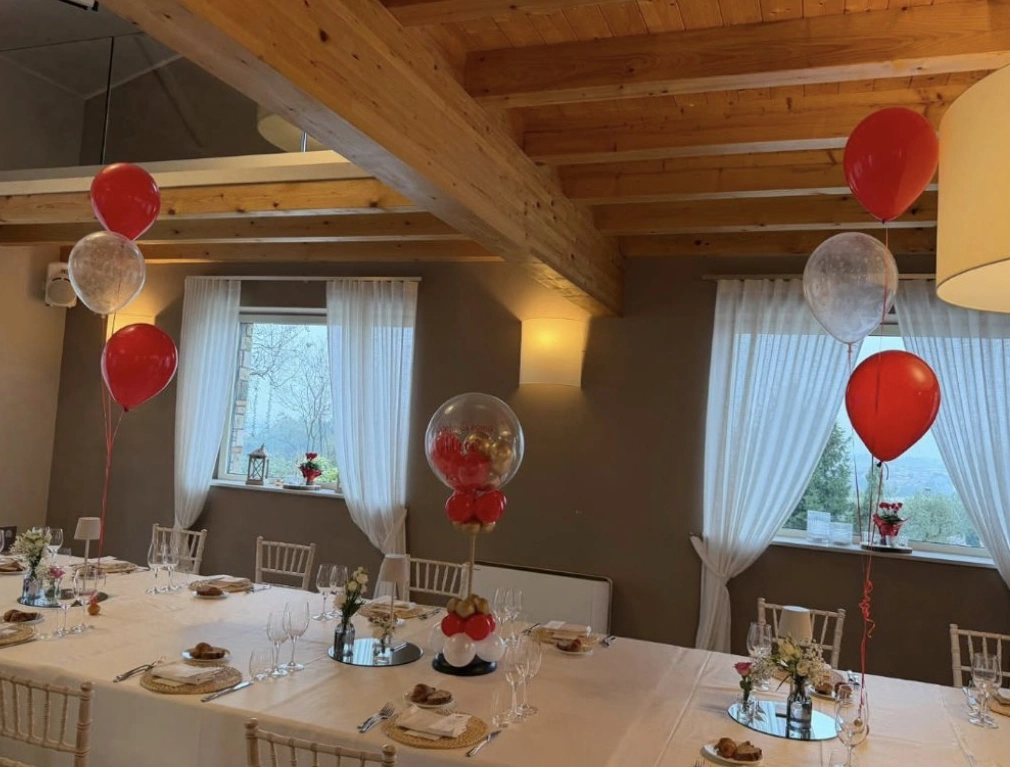Colonnina con palloncino trasparente per cerimonia