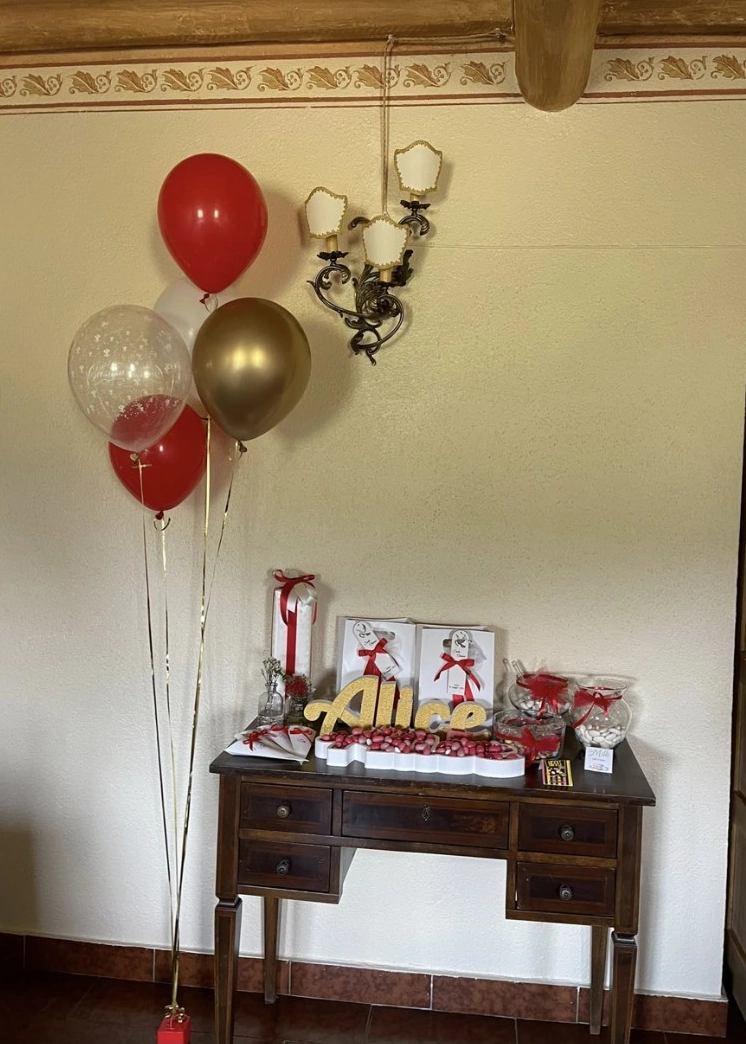 Confettata rossa con palloncini e scritta personalizzata