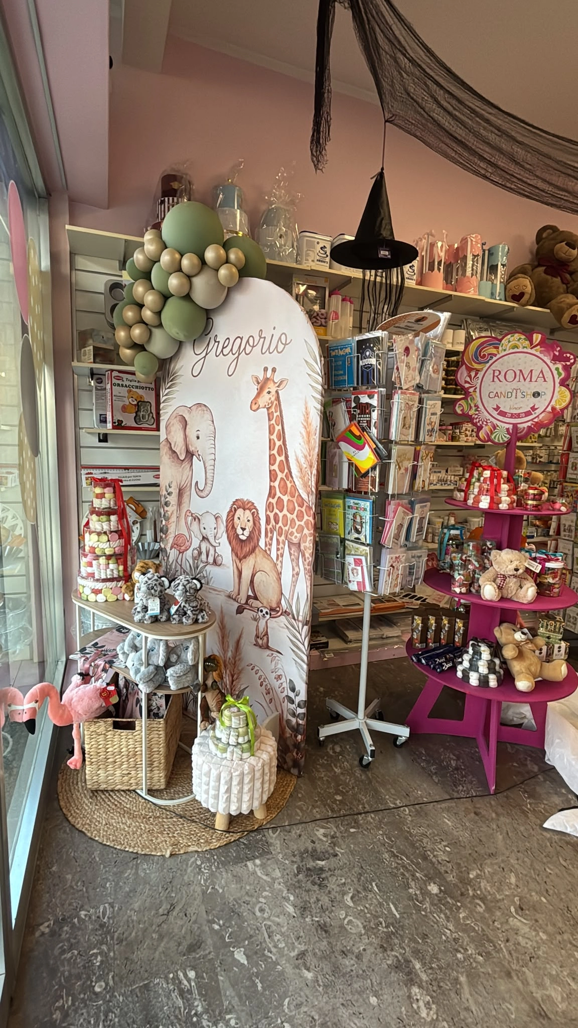 Angolo del negozio con pannello a tema animali, palloncini, peluche e dolci pensieri