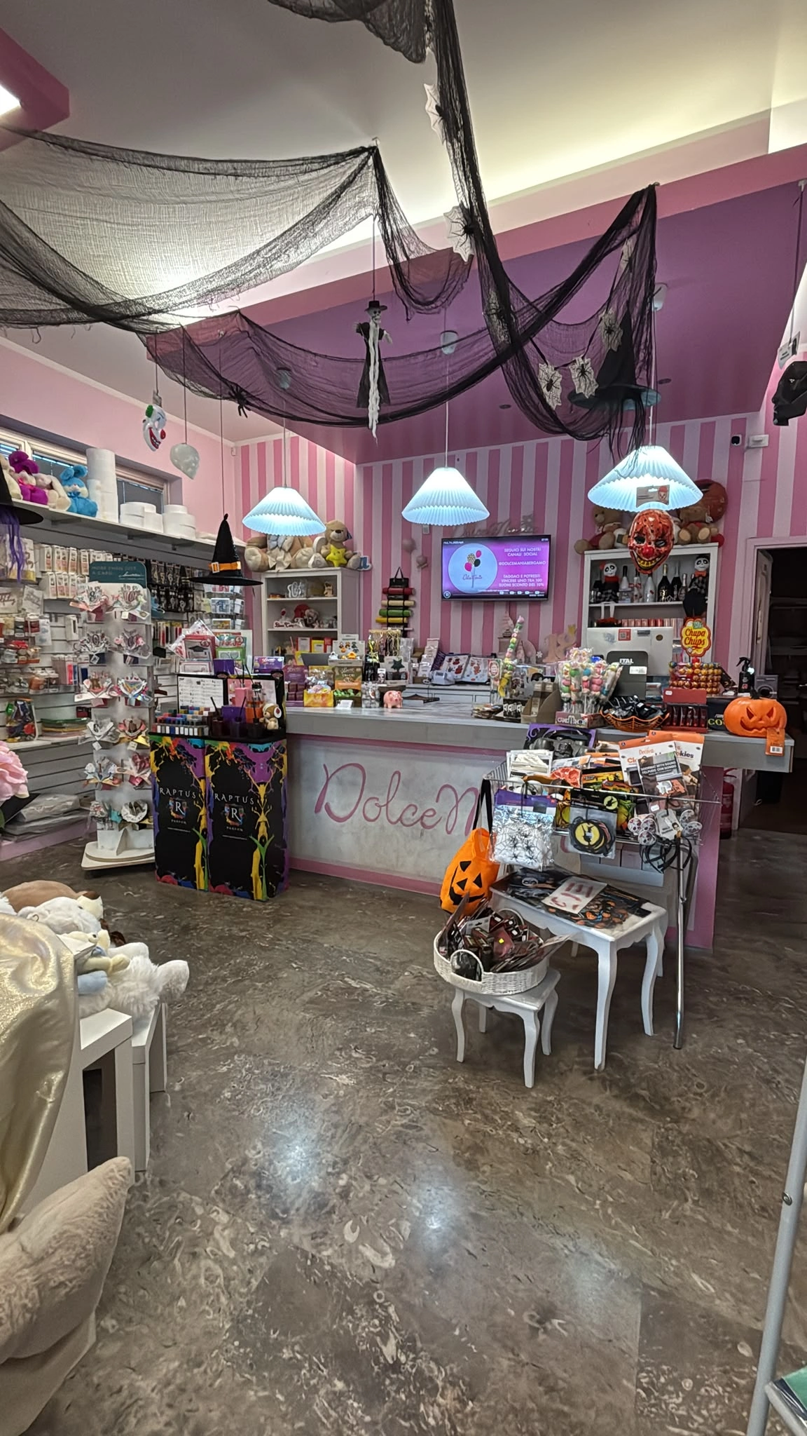 Interno dell’Atelier delle Feste con il banco e gli scaffali di accessori