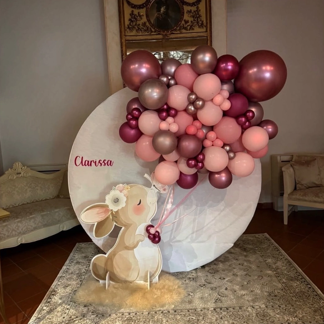 Pannello con palloncini rosa e sagoma coniglietto