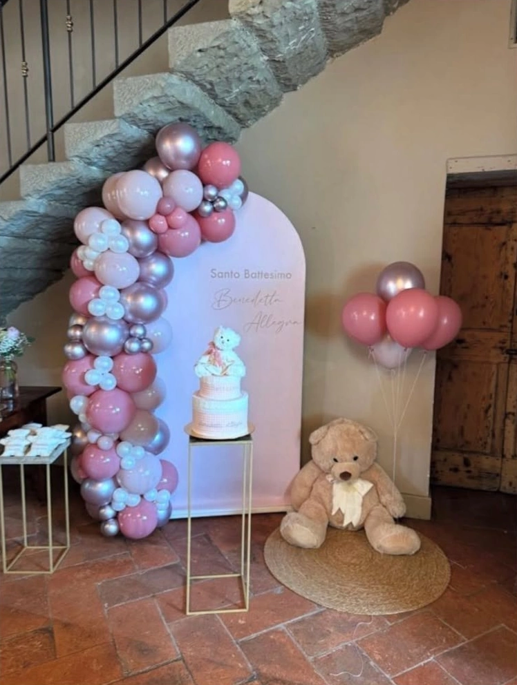 Vela rosa con palloncini, torta e orso